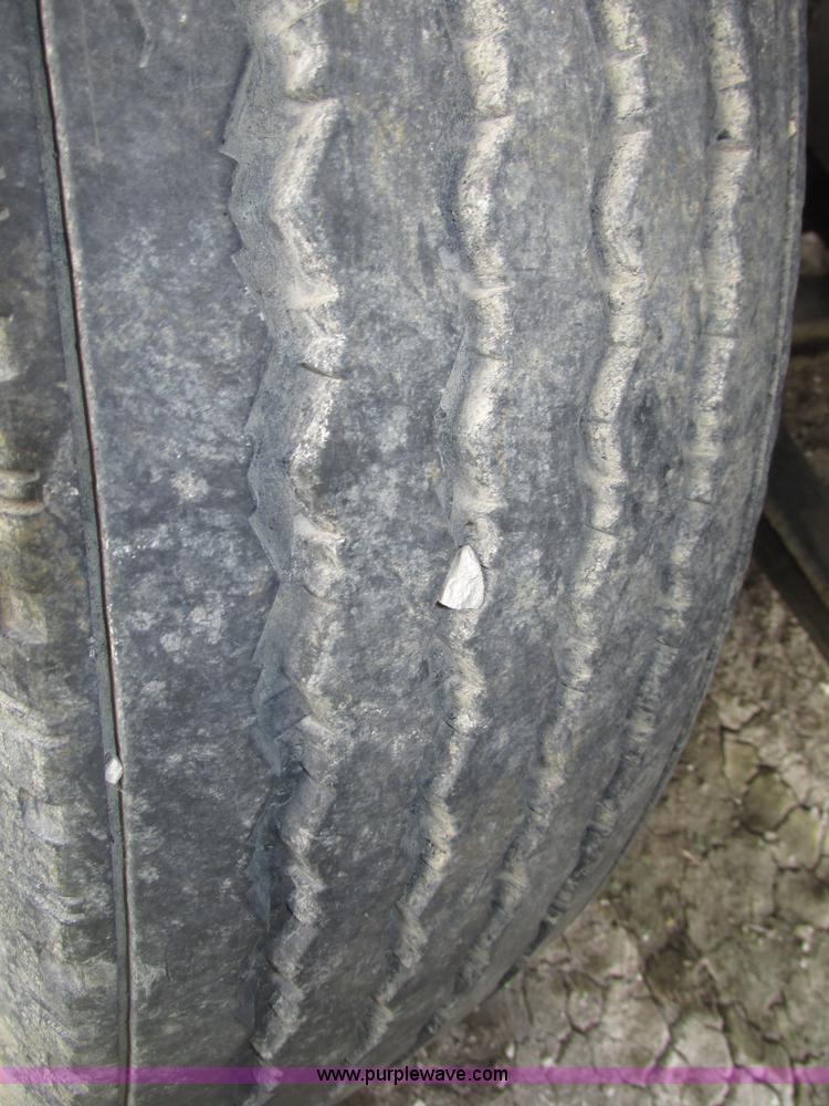 image for item F7370 2001 Mack CH613 semi truck