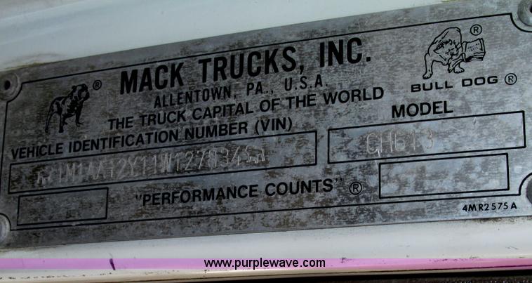 image for item F7370 2001 Mack CH613 semi truck