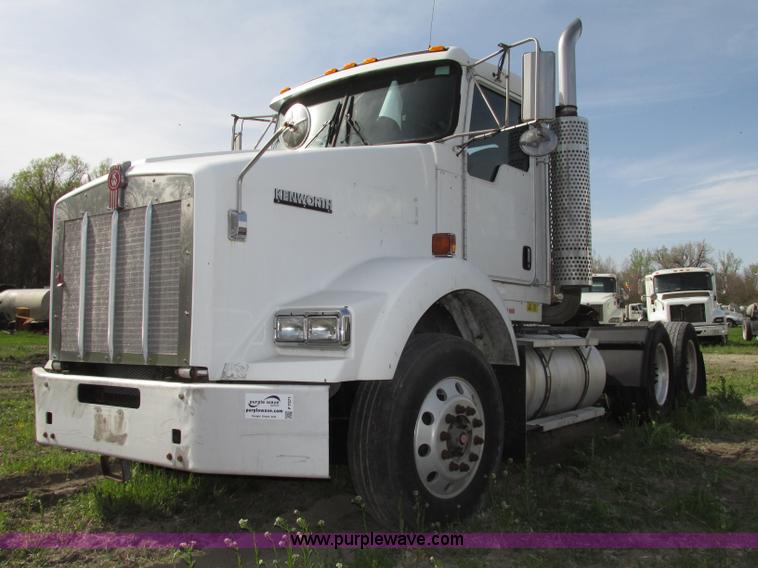 image for item F7371 2006 Kenworth T800 semi truck