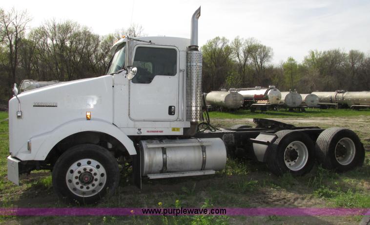 image for item F7371 2006 Kenworth T800 semi truck