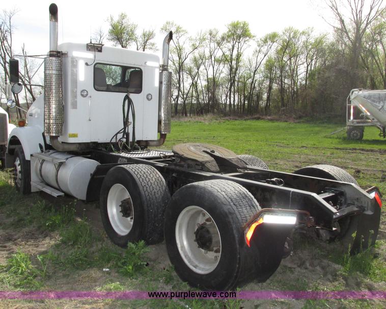 image for item F7371 2006 Kenworth T800 semi truck