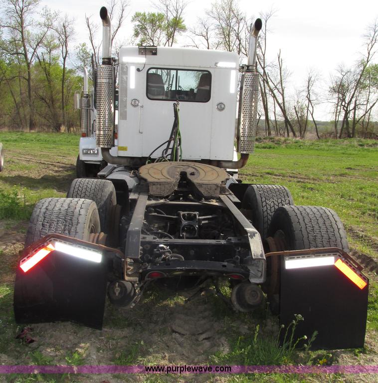 image for item F7371 2006 Kenworth T800 semi truck