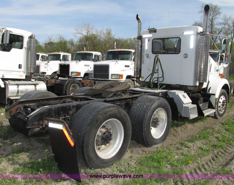 image for item F7371 2006 Kenworth T800 semi truck
