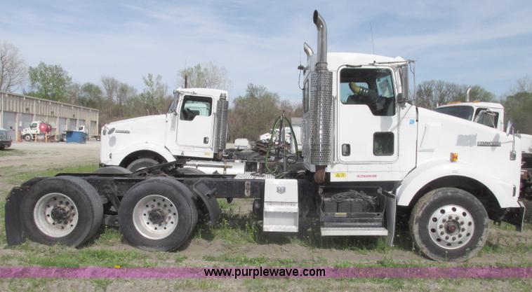 image for item F7371 2006 Kenworth T800 semi truck
