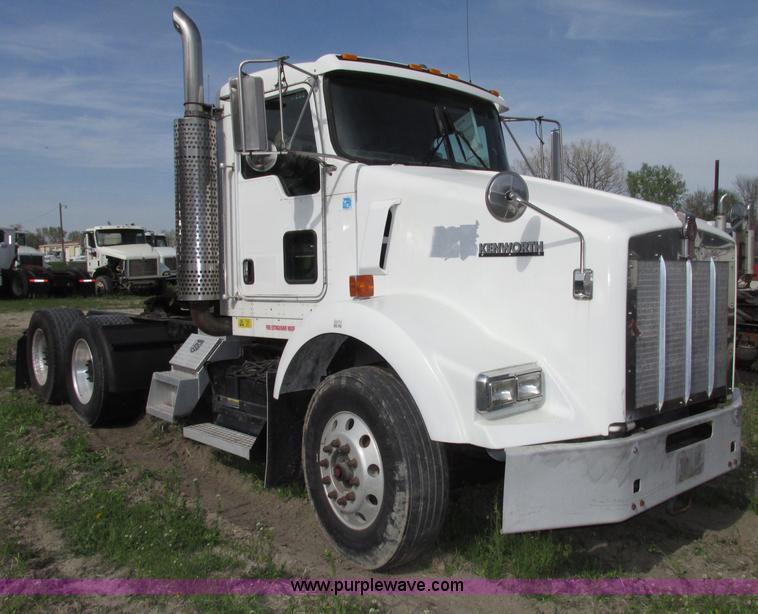 image for item F7371 2006 Kenworth T800 semi truck