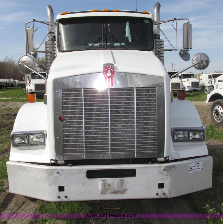 image for item F7371 2006 Kenworth T800 semi truck