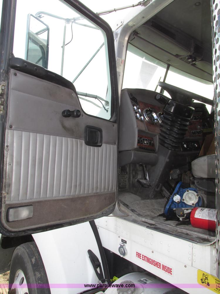 image for item F7371 2006 Kenworth T800 semi truck