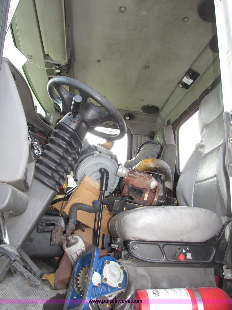 image for item F7371 2006 Kenworth T800 semi truck