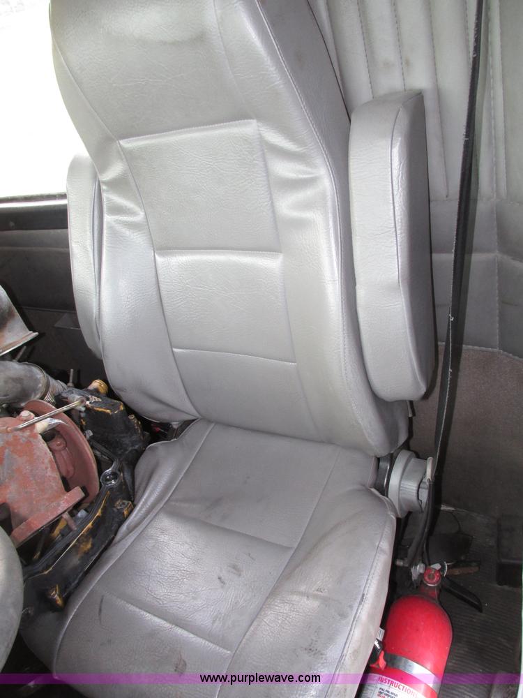 image for item F7371 2006 Kenworth T800 semi truck