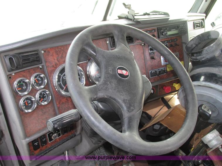 image for item F7371 2006 Kenworth T800 semi truck
