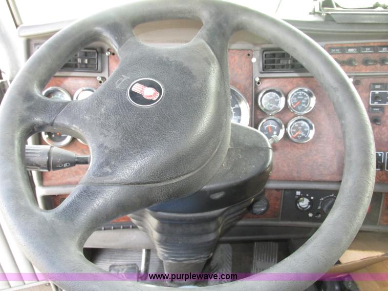 image for item F7371 2006 Kenworth T800 semi truck