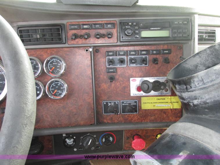 image for item F7371 2006 Kenworth T800 semi truck
