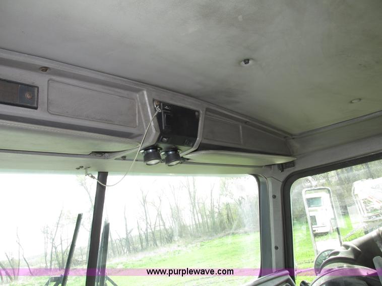 image for item F7371 2006 Kenworth T800 semi truck