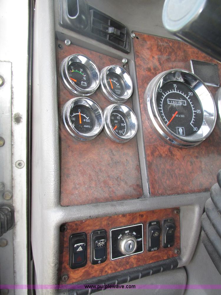 image for item F7371 2006 Kenworth T800 semi truck