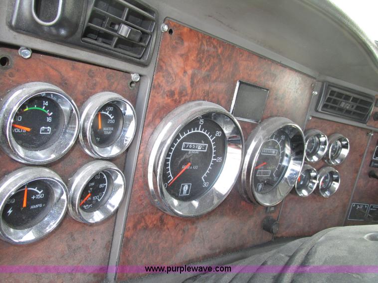 image for item F7371 2006 Kenworth T800 semi truck