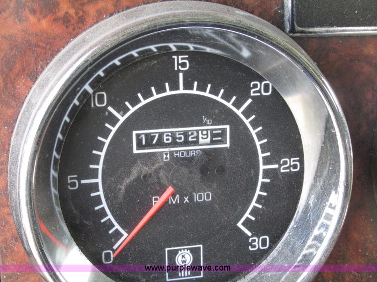 image for item F7371 2006 Kenworth T800 semi truck