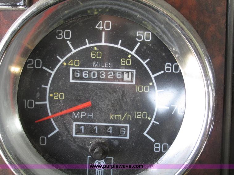 image for item F7371 2006 Kenworth T800 semi truck