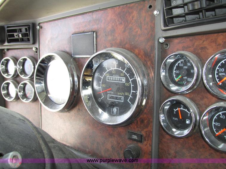 image for item F7371 2006 Kenworth T800 semi truck