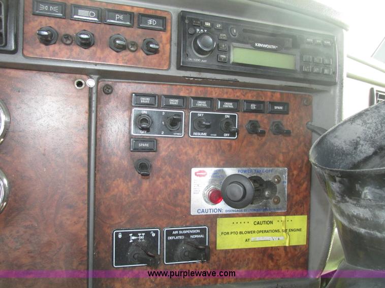 image for item F7371 2006 Kenworth T800 semi truck