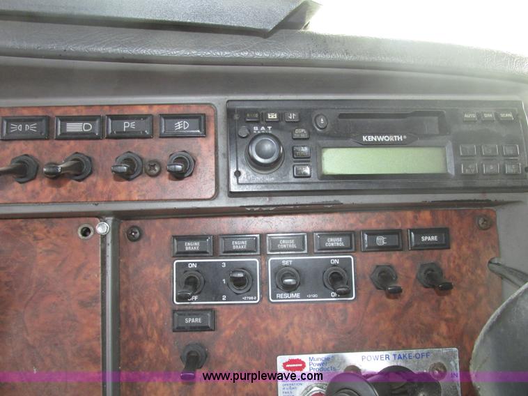 image for item F7371 2006 Kenworth T800 semi truck