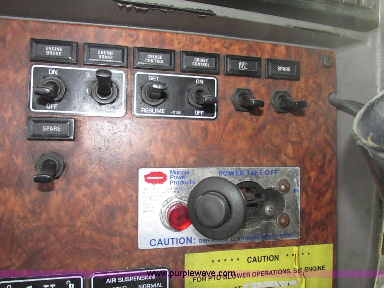 image for item F7371 2006 Kenworth T800 semi truck