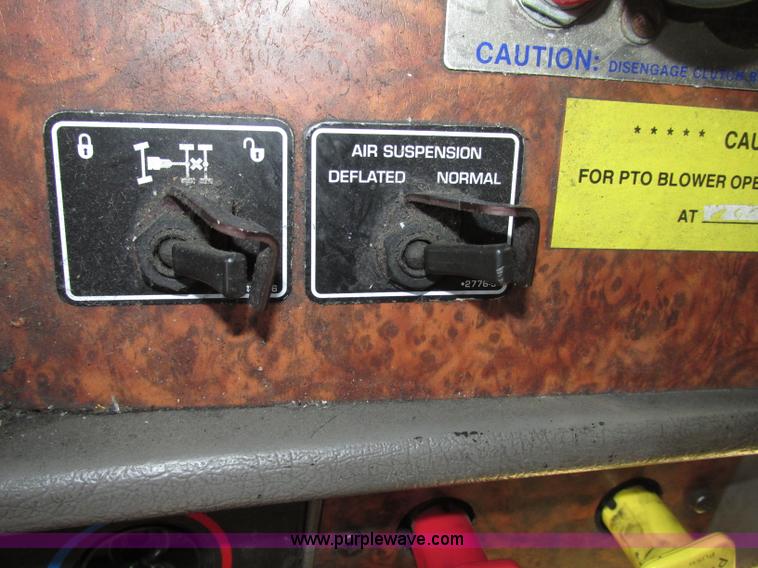 image for item F7371 2006 Kenworth T800 semi truck