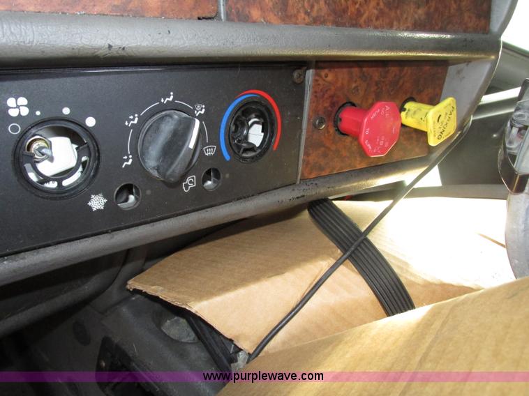 image for item F7371 2006 Kenworth T800 semi truck