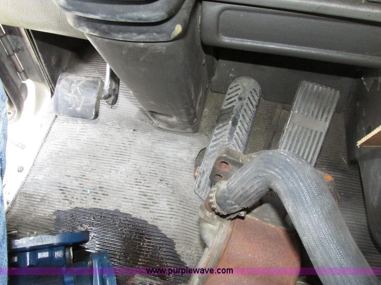 image for item F7371 2006 Kenworth T800 semi truck