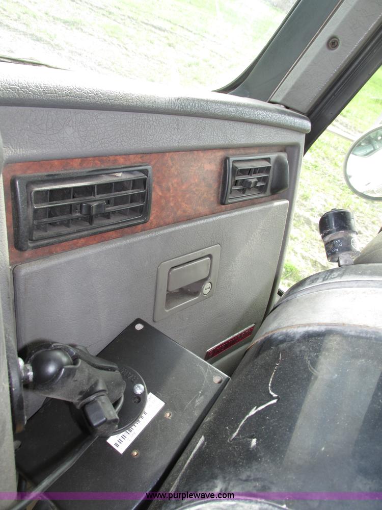 image for item F7371 2006 Kenworth T800 semi truck