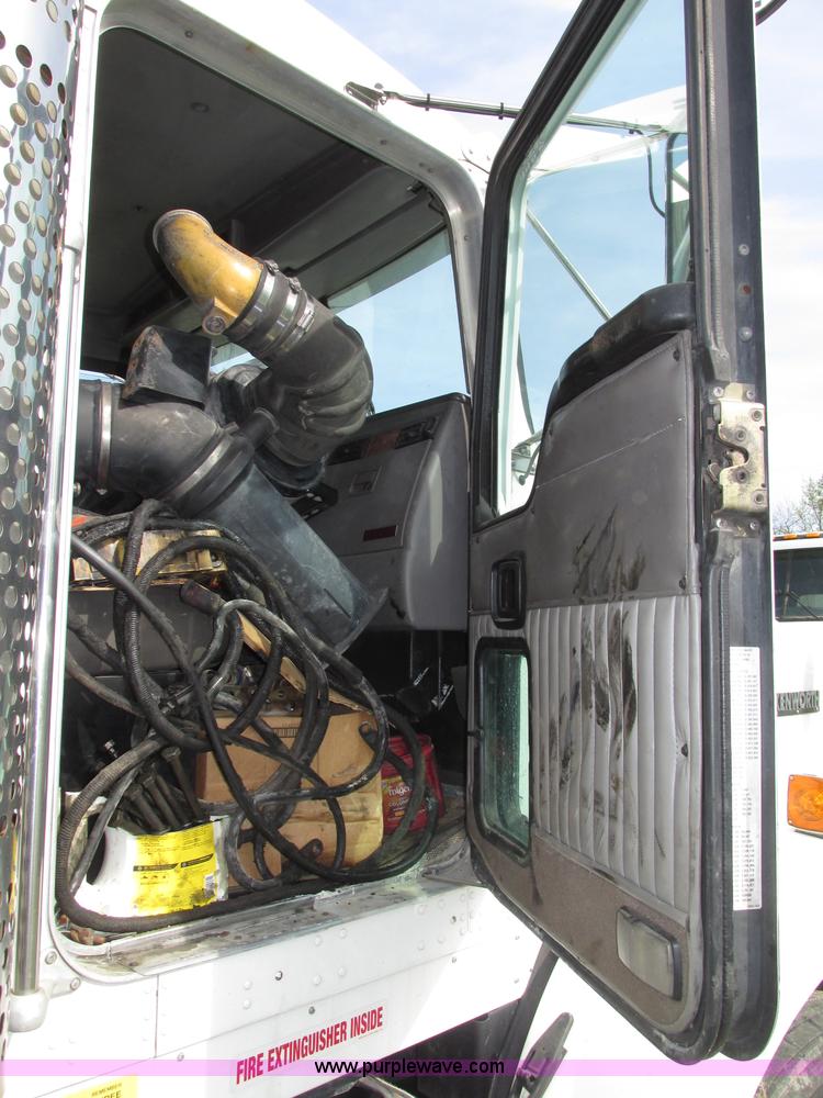 image for item F7371 2006 Kenworth T800 semi truck