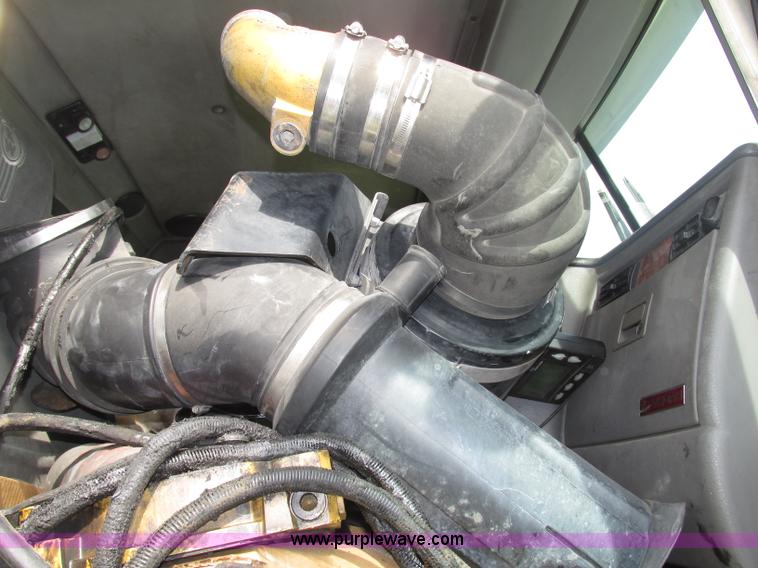 image for item F7371 2006 Kenworth T800 semi truck