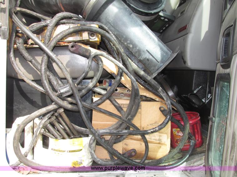 image for item F7371 2006 Kenworth T800 semi truck