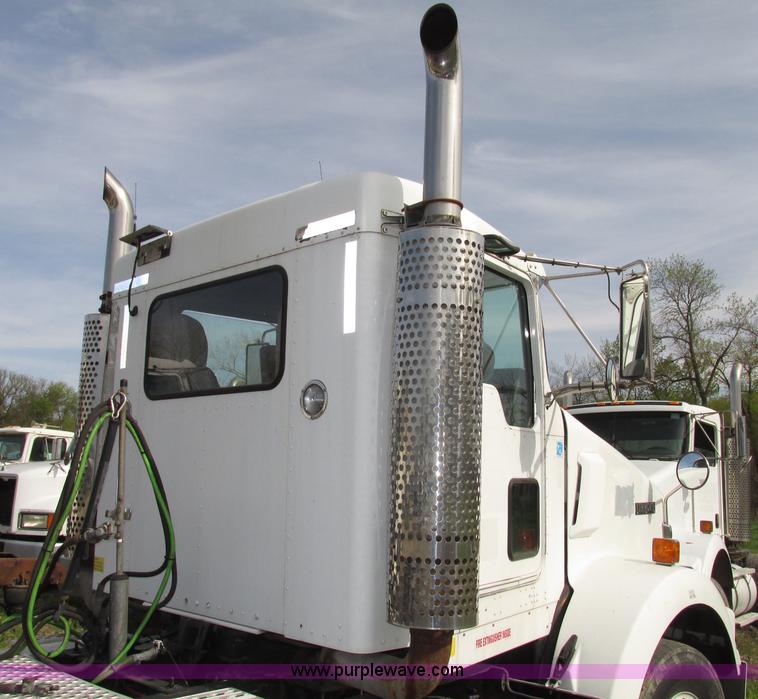 image for item F7371 2006 Kenworth T800 semi truck