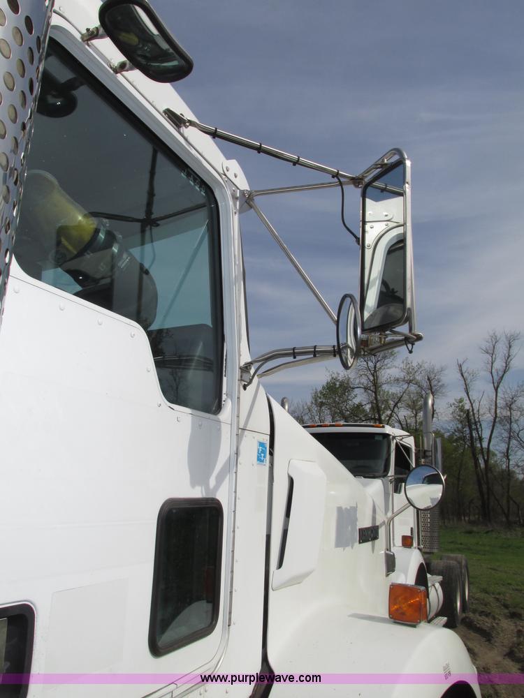 image for item F7371 2006 Kenworth T800 semi truck