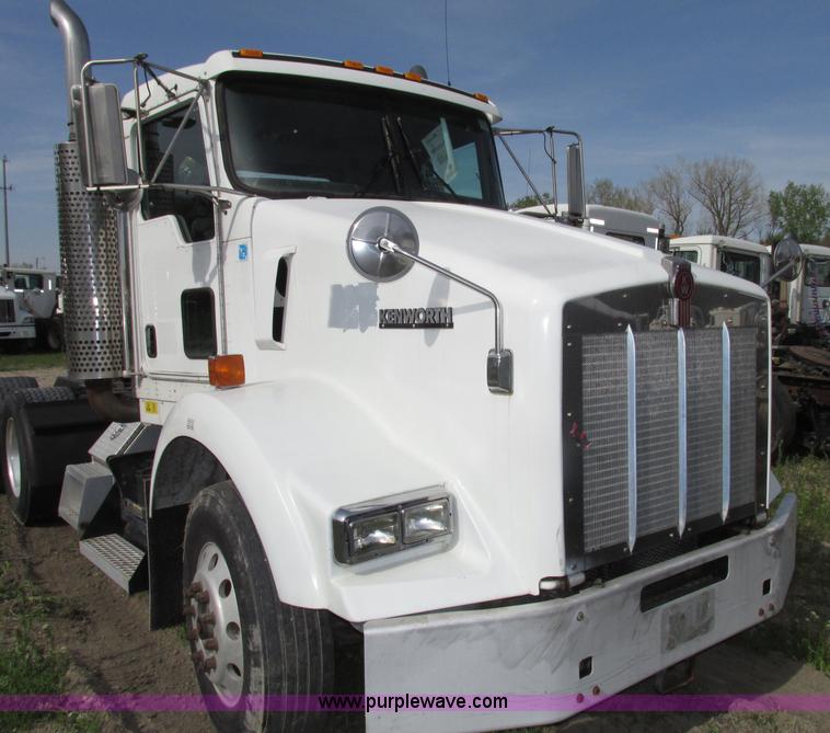 image for item F7371 2006 Kenworth T800 semi truck