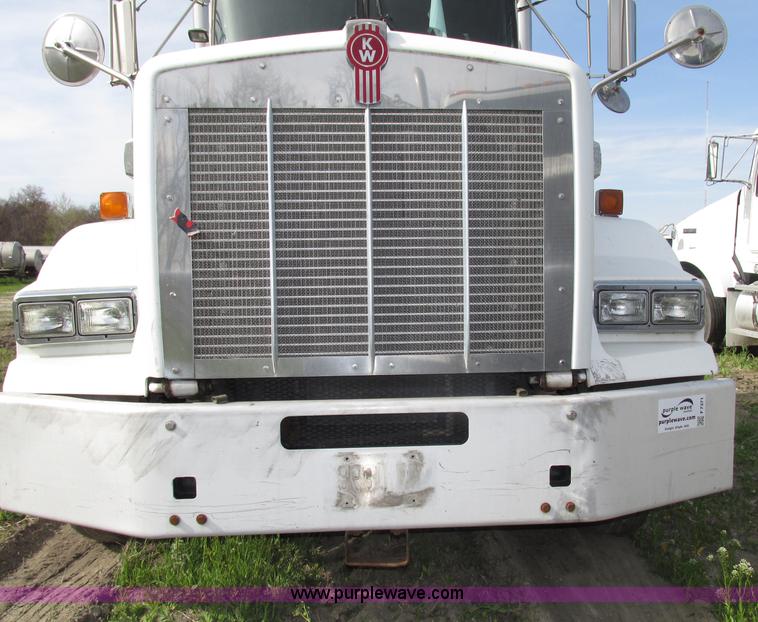 image for item F7371 2006 Kenworth T800 semi truck
