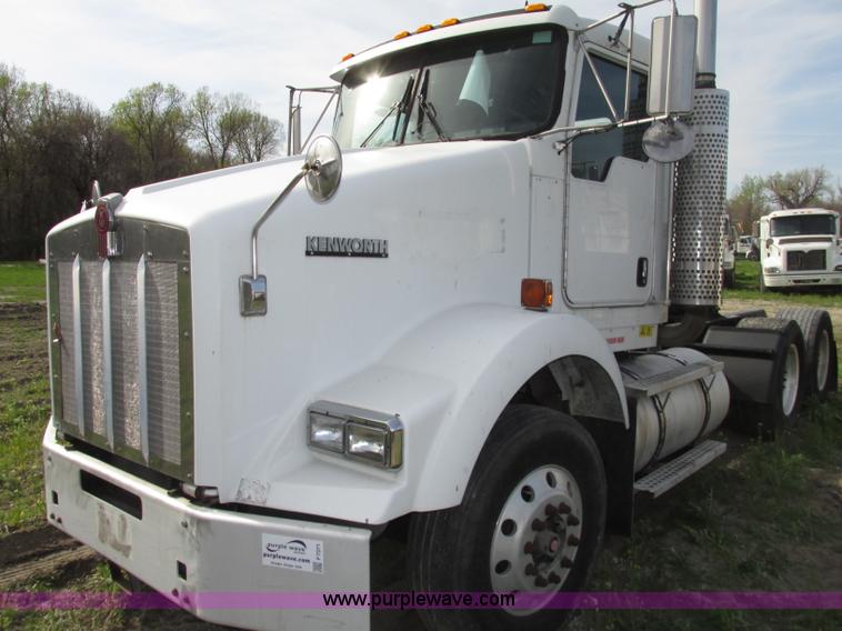 image for item F7371 2006 Kenworth T800 semi truck