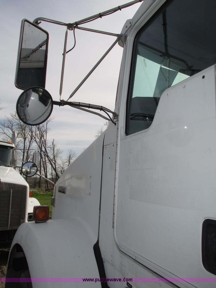 image for item F7371 2006 Kenworth T800 semi truck