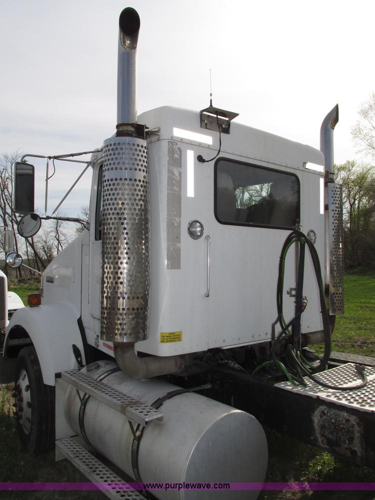 image for item F7371 2006 Kenworth T800 semi truck