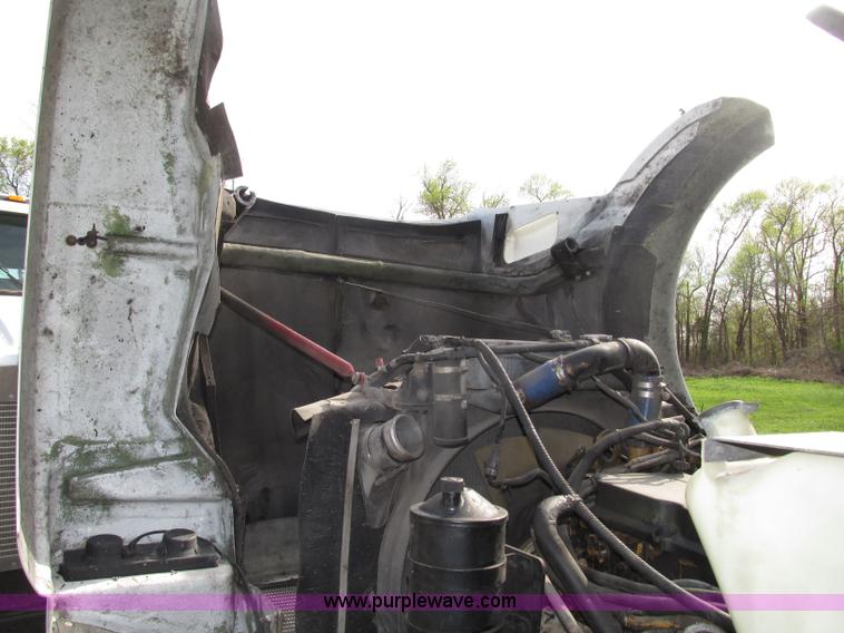 image for item F7371 2006 Kenworth T800 semi truck