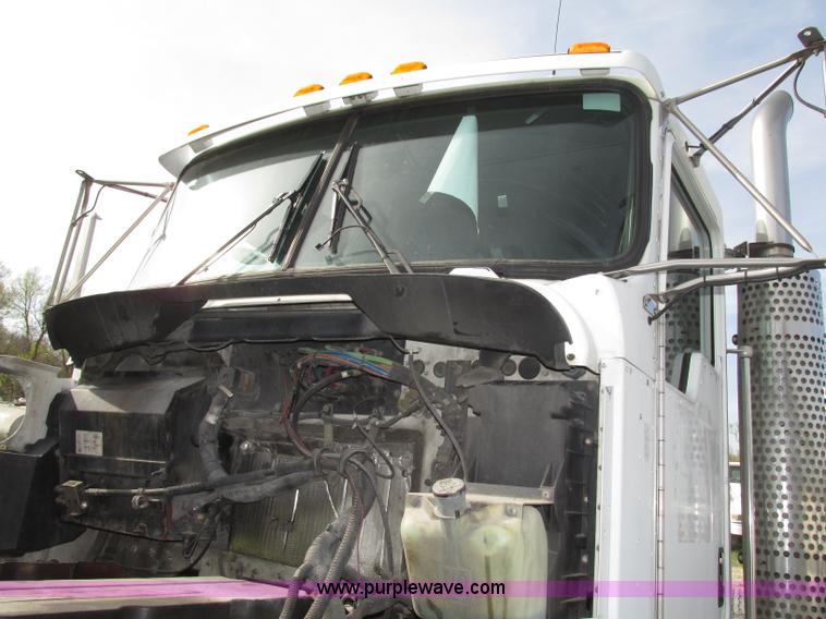 image for item F7371 2006 Kenworth T800 semi truck