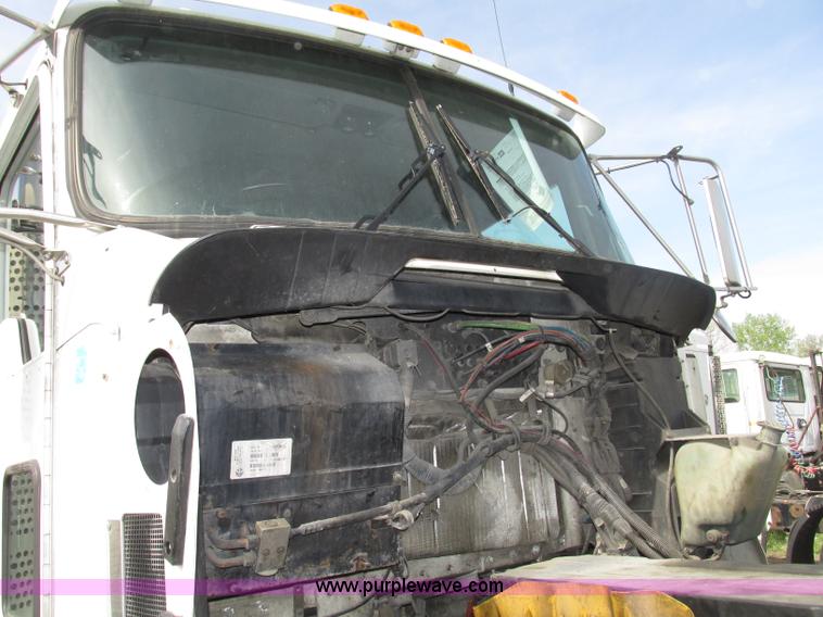 image for item F7371 2006 Kenworth T800 semi truck