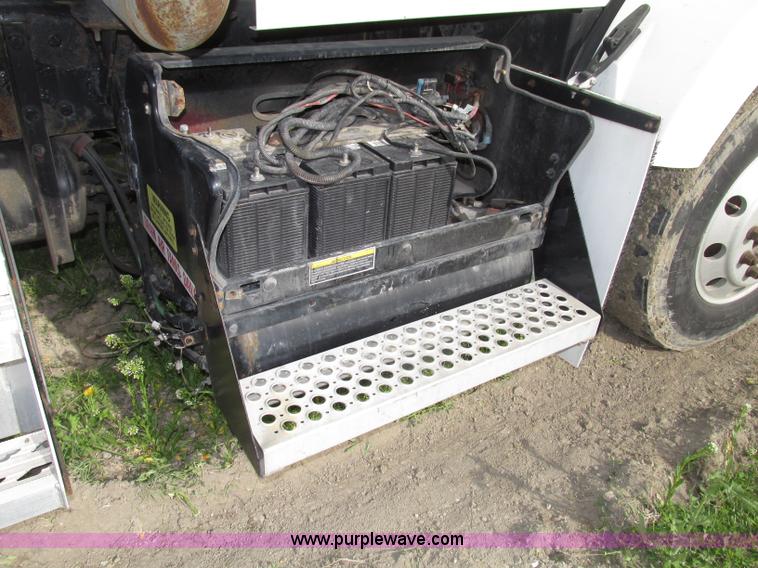 image for item F7371 2006 Kenworth T800 semi truck