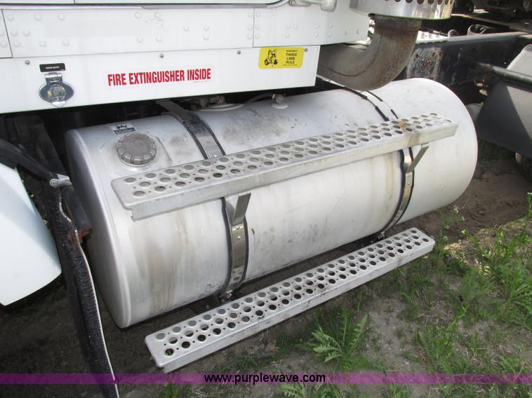 image for item F7371 2006 Kenworth T800 semi truck