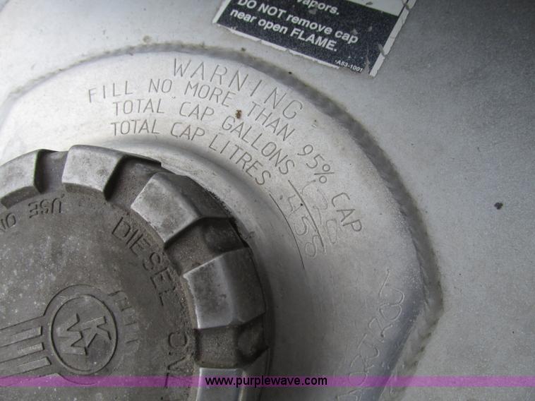 image for item F7371 2006 Kenworth T800 semi truck