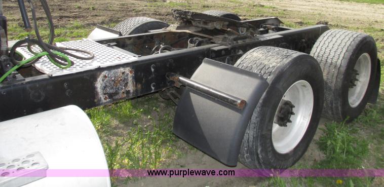 image for item F7371 2006 Kenworth T800 semi truck