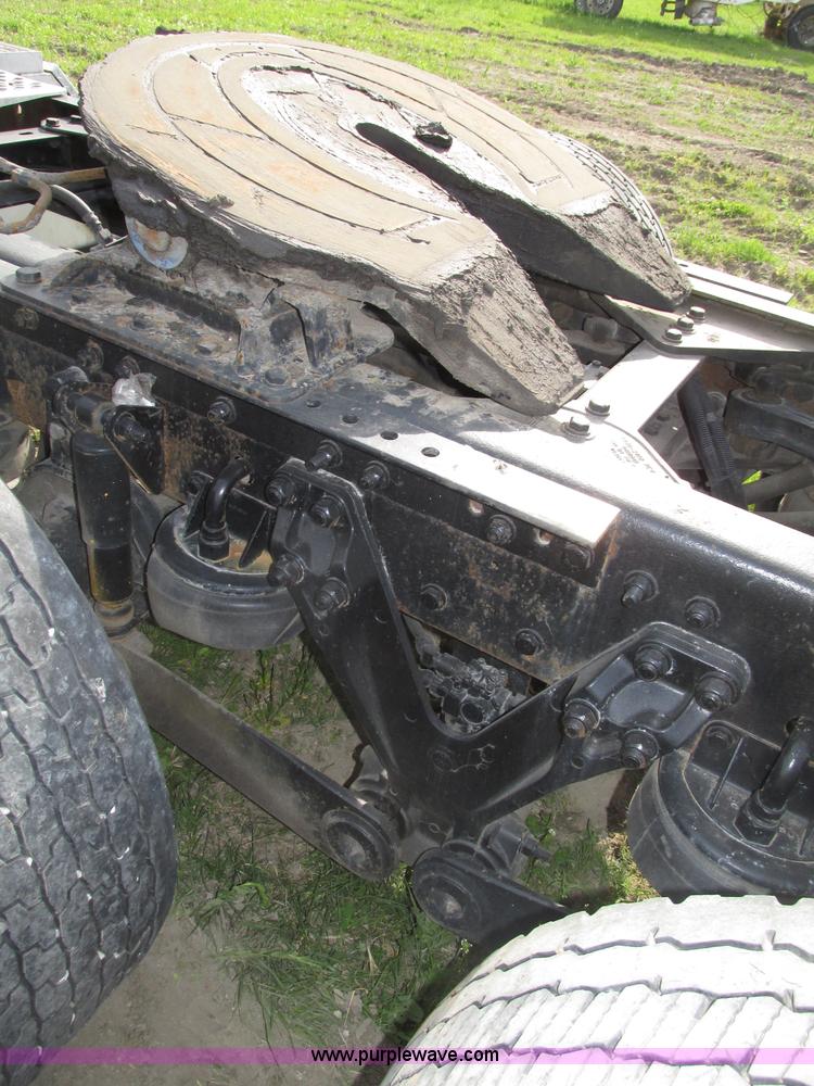 image for item F7371 2006 Kenworth T800 semi truck