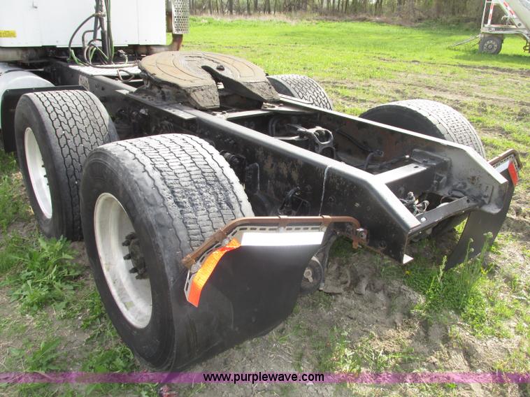 image for item F7371 2006 Kenworth T800 semi truck