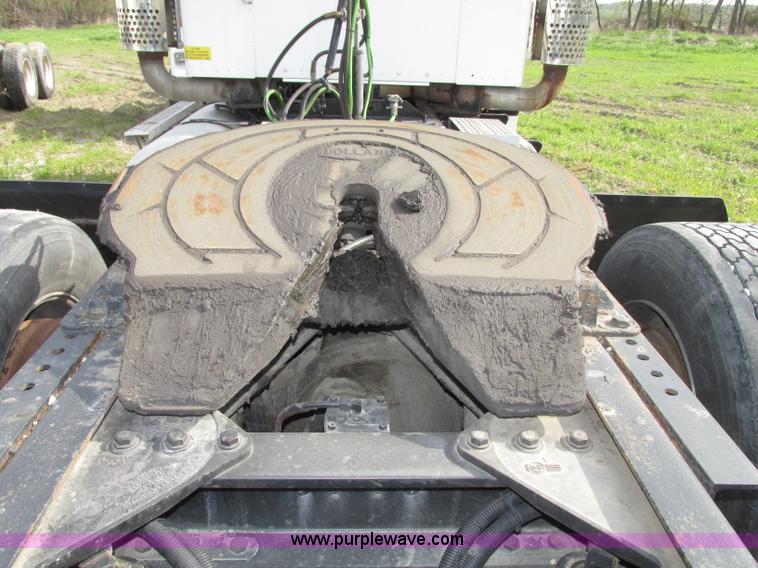 image for item F7371 2006 Kenworth T800 semi truck