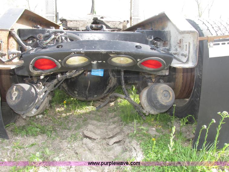 image for item F7371 2006 Kenworth T800 semi truck